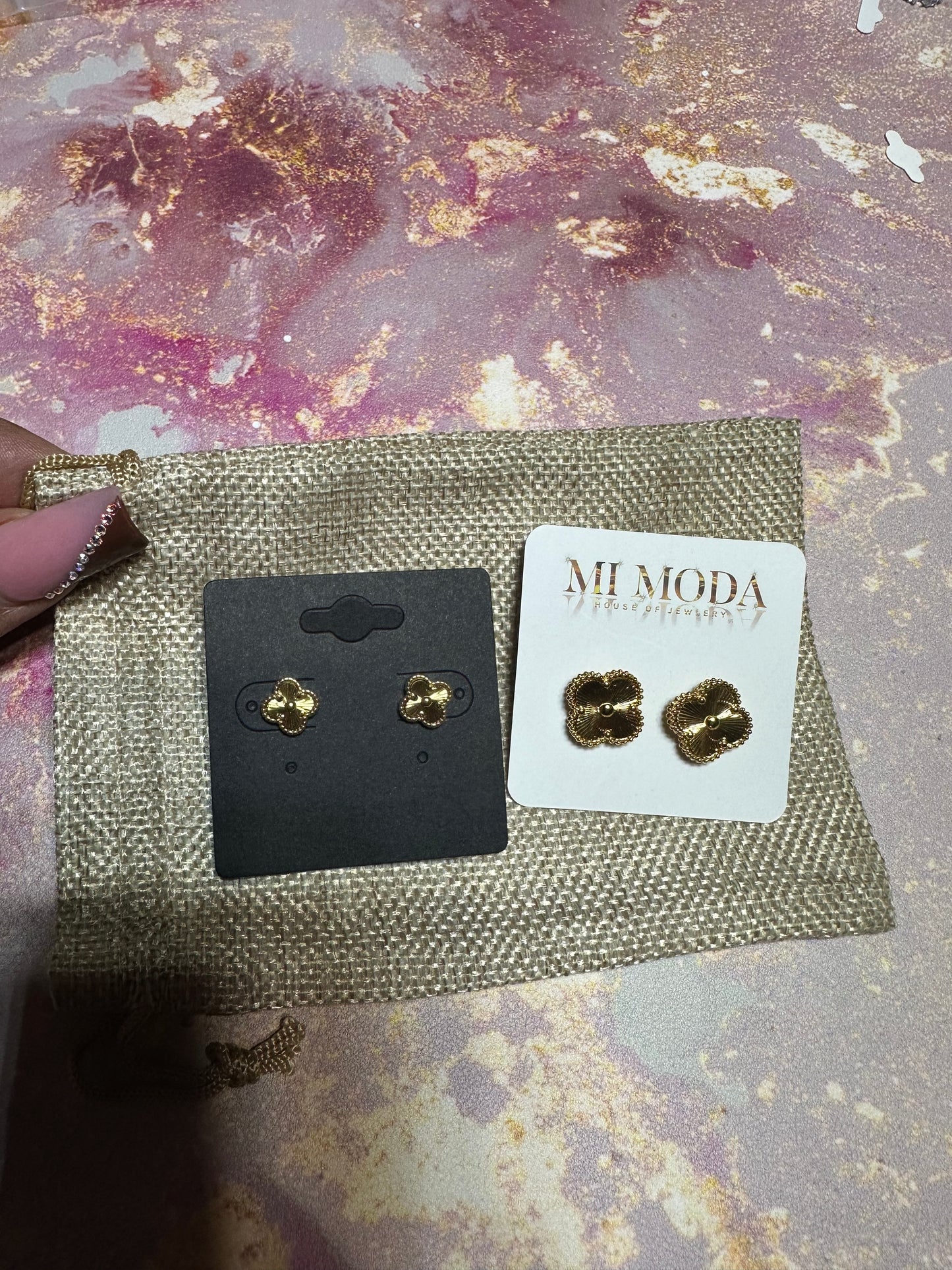 Classic clover studs