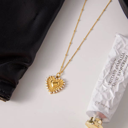 Ribbed heart necklace